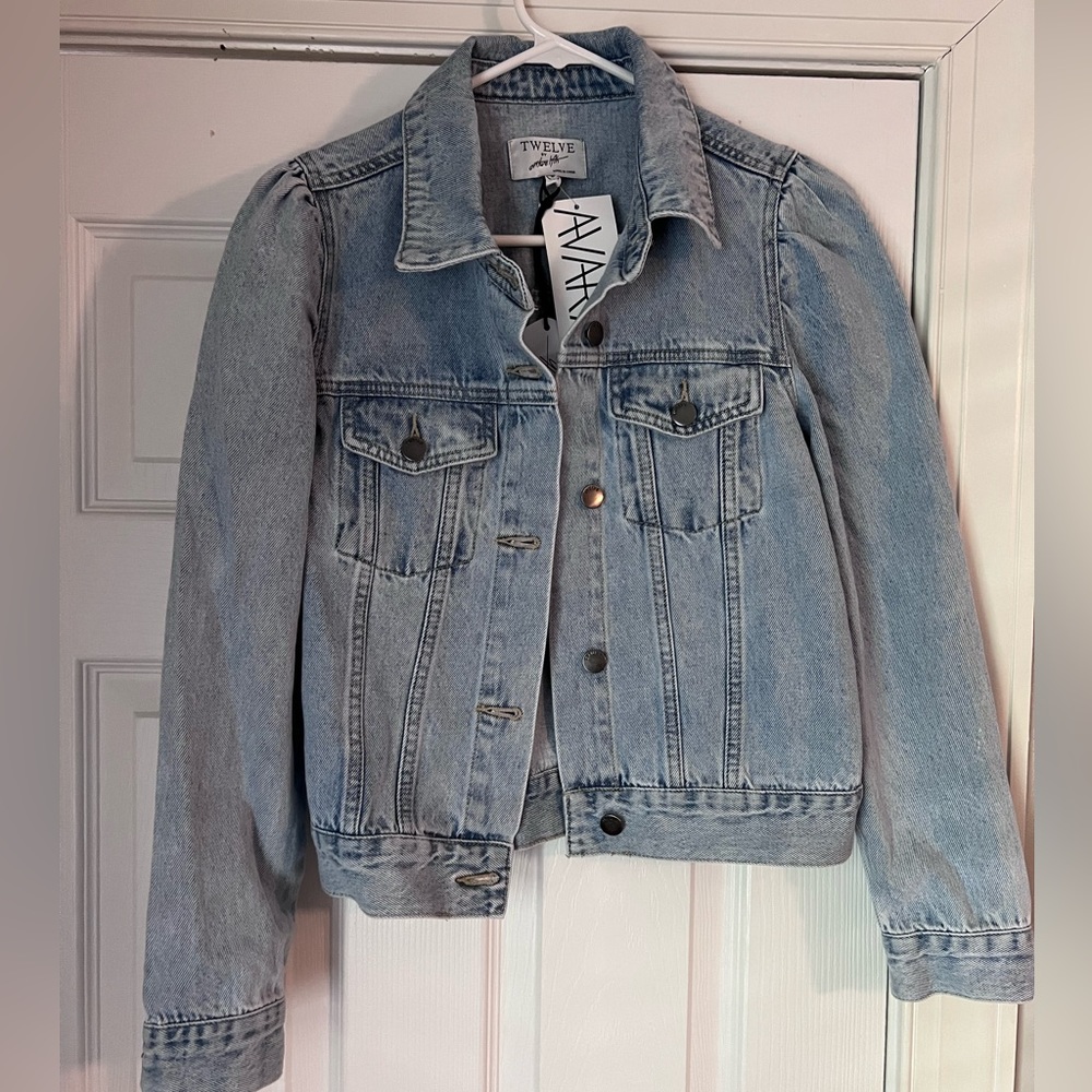 Light wash puff sleeve women’s Jean jacket. New with tags, size medium.